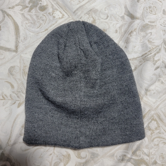 Umbro SIGNAL Youth Knit Skully Gray Hat ONE SIZE FITS MOST NEW WITHOUT TAGS - Picture 2 of 3